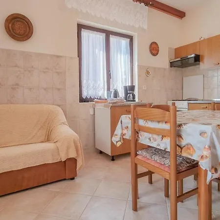 Apartment Petretic 2 *